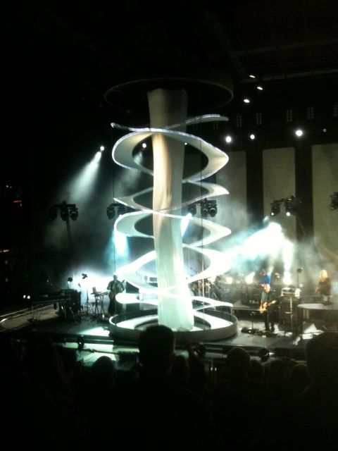  As part of his encore theatrics, Peter Gabriel had the Red Rock stagehands deploy this illuminated cylindrical sheet-thing. 